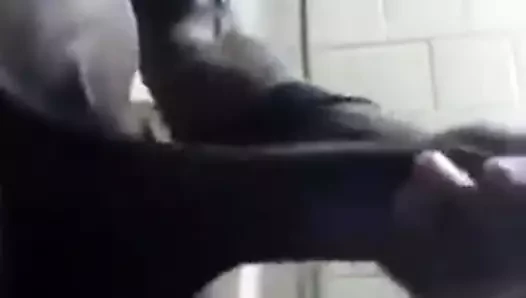 Neger zeigt seinen extrem langen Schwanz!