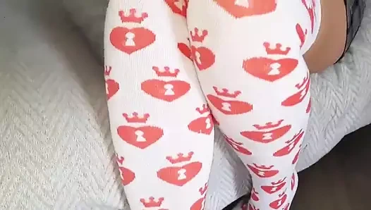 Evde ateşli çoraplı, üstün ve seksi kısa elbiseli