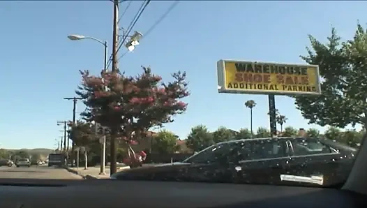 Genç erkek avcısı fahişenin sevimli ıslak pembe yarığı yağ direk pompası için genişçe titreşiyor