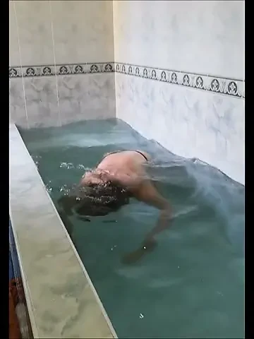 Bandar sissy esnekliğiyle çıldırıyor, sertçe sikilme hayali kuruyor
