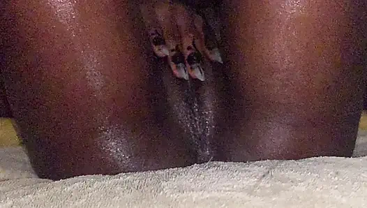 Zenci kahverengi tanrıça yağlanmış kalçalarına ve sulu amına yavaşça masaj yapıyor yakın çekim sikiş