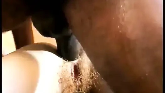 Edepsiz sarışın orta yaşlı seksi kadın her iki deliği de büyük zenci yarağı tarafından sert sikiliyor