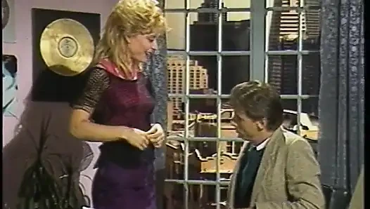 Tıraşlı amcıklı sarışın sürtük büyük bir yarakla sert sikilmeyi seviyor