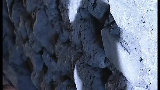 Esmer kadın kulübede büyük sert yarakla sikiliyor ağzına boşalıyor