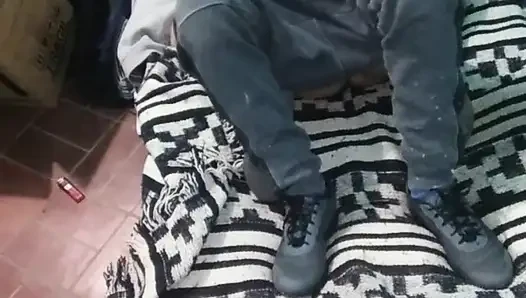 Montanolu kız yerdeki yatakla giyiniyor