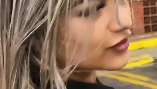 Kolombiyalı Sarışın Petite Bana Şehirde Gezdiriyor ve Arabada Halka Açık Seks Yapıyor - Brian Evansx