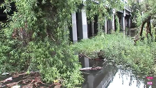 Maskeli bir adam sarışın yaramaz sürtüğü boşalmasına izin vermeerek cezalandırıyor