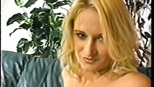 Siyah adam matkaplar dik genç üzerinde bir kanepe