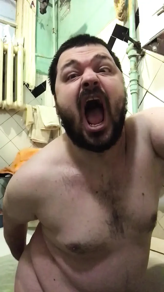 Adam şok edici ile anal işkence yapıyor
