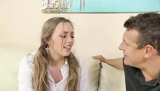 Başarısız kız sır tutmak için öğretmeniyle sikişiyor