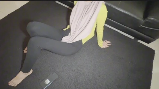 EPS. 25 - üvey kız kardeş Malay genç kız porno izlerken yakalandı ve ilk kez sikildi