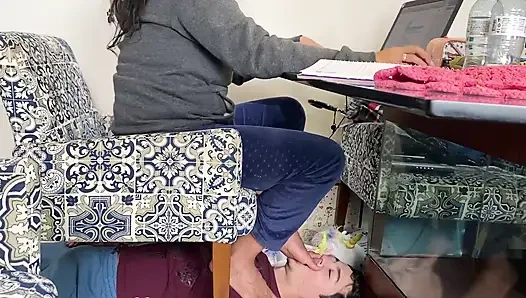 Tanrıça Kiffa'nın kullanmak için gerçek hayat köleleri var