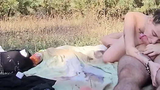 Açık havada gırtlağına kadar halka açık oral seks