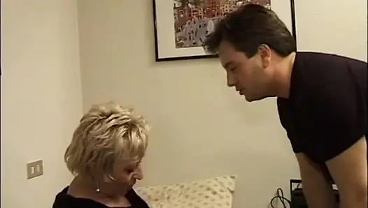 Sarışın orta yaşlı seksi kadın büyük penisi götten seviyor