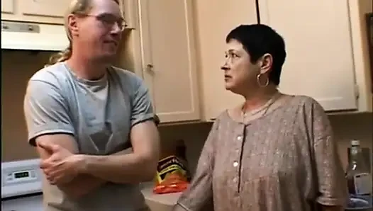 Büyük orta yaşlı seksi kadın iş başında...     (Tam orijinal film.)