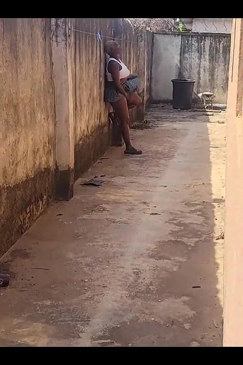 Büyük götlü nimi mastürbasyon yaparken yakalandı