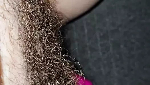 Edepsiz fahişe koltuğuna işeyene kadar arabada klitorisini oyuncak yapıyor