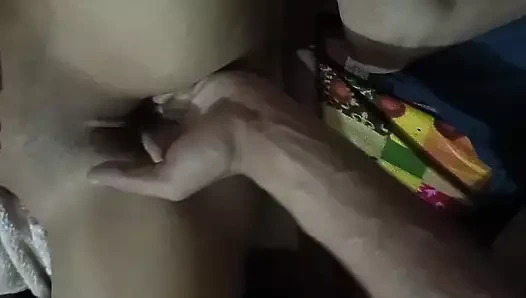 Hintli amına sert yumruk sokuyor