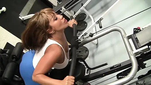 Ava Devine: büyük sulu göğüsleriyle, Ava'nın her zaman sikişmeye hazır bir amcığı ve götü var, çalışırken bile