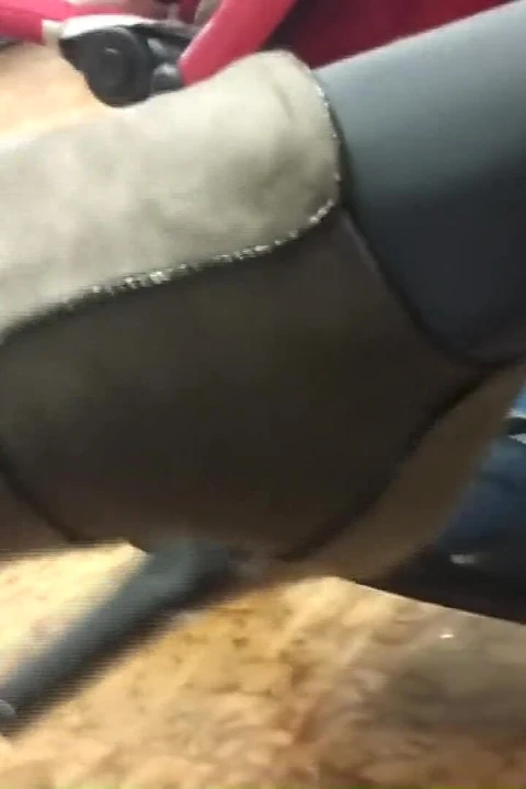 Barda kocamı gri mini çizmelerimle okşuyor
