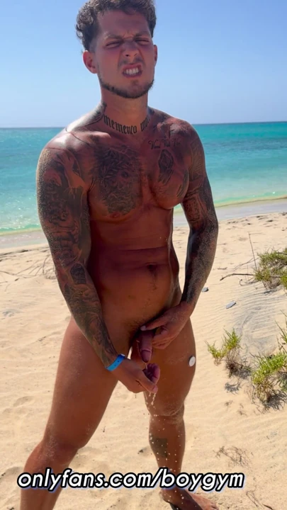 PISS in a PUBLIC BEACH💦