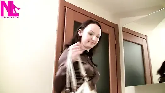 Çizmelerle dikiş dikiyor ve çoraplı ağrıyor ayaklara masaj yapıyor