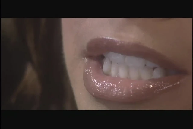 Ateşli sürtükler için üniversitede gizli lezbiyen oyunları