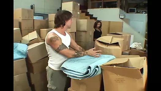 Şehvetli Anna Nove büyük bir yarakla götünü sert siktiriyor