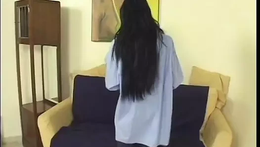 Esmer ve sarışın lezbiyen ateşli kızlar kanepede cam dildoyla sikişiyor