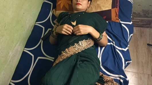 Güzel ateşli baldız odasında yatarken kayınbiraderi geldi ve ikisi de zevk aldı