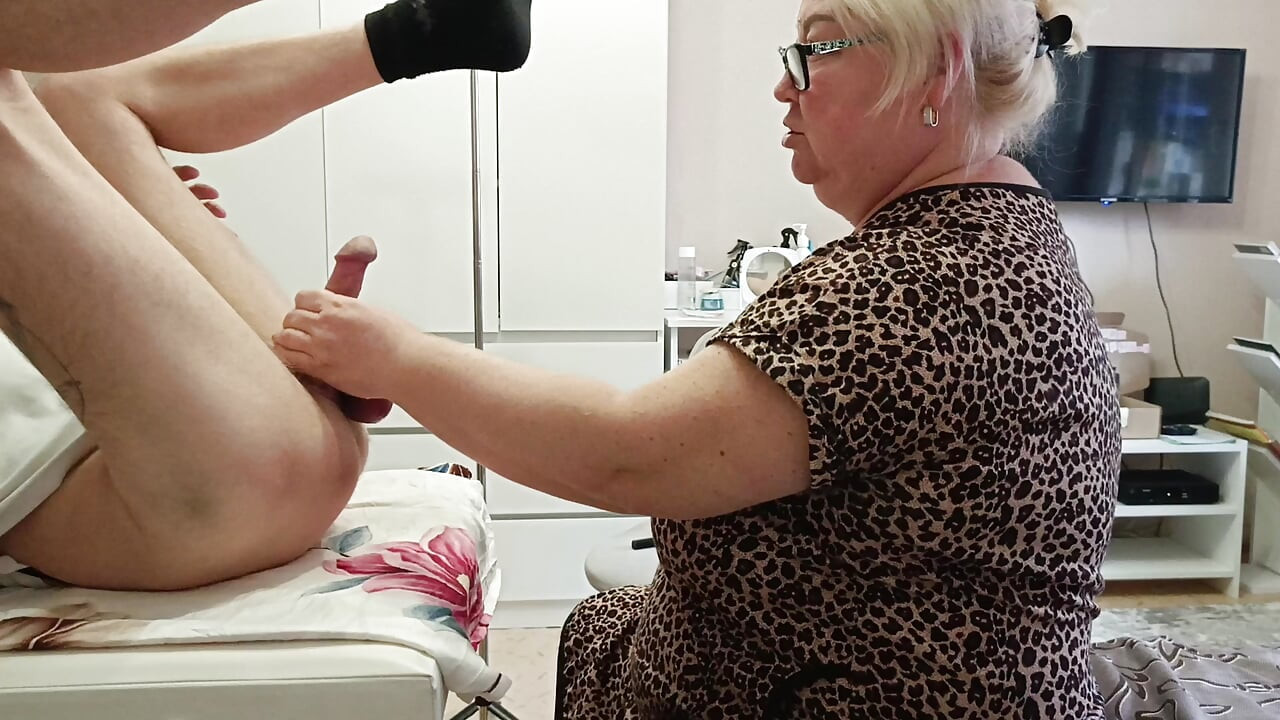 Komşu ben boşalana kadar elleriyle ve ağzıyla sikimle oynuyor