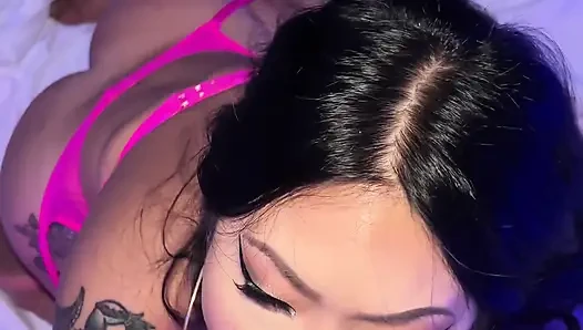 Connie Perignon düzgün vücutlu dövmeli döl yutuyor