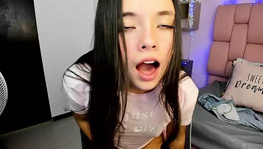 Dik vücutlu üniversiteli kız oyuncağı kontrol edilirken ve küçük bir fahişe gibi inlerken sandalyesinde zevkle kıvranıyor