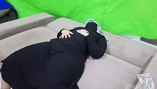 Tesettürlü kız villa gardiyanının sıkı amcığını sikmesine izin veriyor