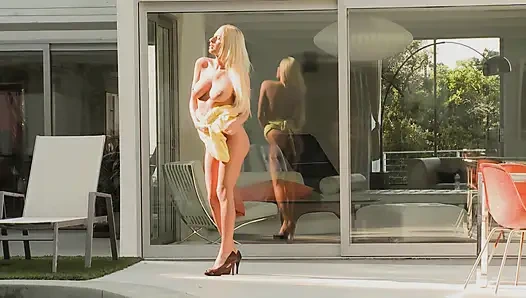 Sarışın kız havuzda vajinasını fışkırtıyor