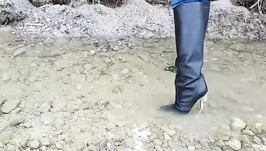 Versace metal topuk deri çizmeler nehirde!