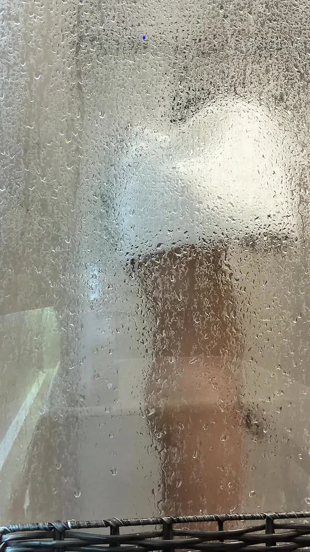 Üvey kuzenim ziyarete geldi ve duş alırken kapıyı açık bıraktı