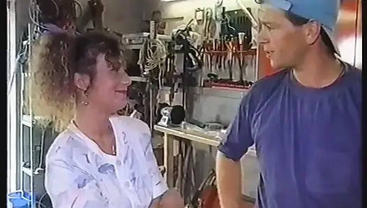 Kıvırcık saçlı sarışın genç kız sakso çekiyor ve sıkı götünü siktiriyor