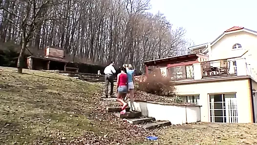 Üvey baba ve iri güzel arkadaşım edepsiz üçlü grup seks yapıyor