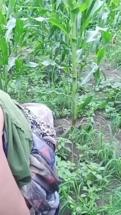 Devar apni Badi bhabhi ko khet mein Le jakar bade boobs Ko dabakar bade Gand GhodBanakar makkhi khet mein chod raha… | Clip 2