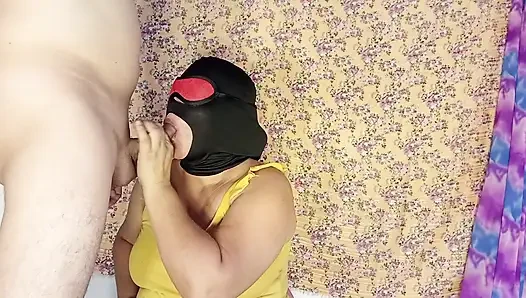 Güzel kadın her gün yarak sütünü içmeyi seviyor