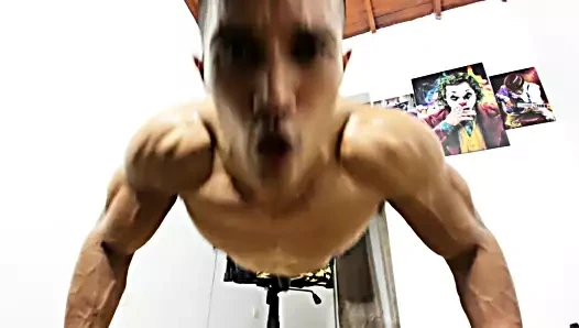 Çıplak vücut geliştirmeci şınav ve poz - özel