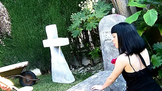 Yas tutuyor sonra bahçıvanla sert sikişiyor