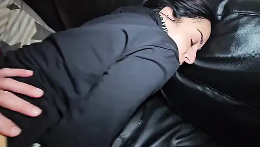 Komşu kız kanepede mastürbasyon yapıyor. Of Page'imde tam video.