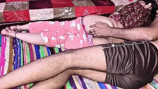 Hintli ateşli çiftlerin yakın çekim sikiş sahnesi