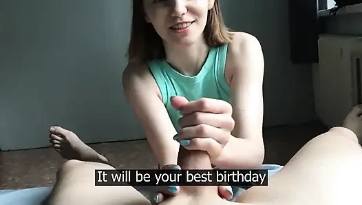 Üvey erkek kardeşini pornosunda mastürbasyon yapıyor ve ona doğum günü sakso çekiyor