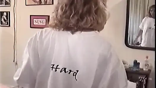 Sarışın orta yaşlı seksi kadın gırtlağına kadar alıyor ve büyük zenci yarağına biniyor