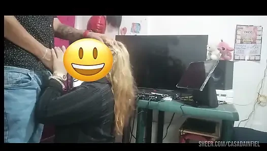 Güzel Ruby Mükemmel Bir Oral Seks Yapıyor