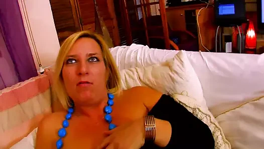 Didi Valendrey ile üçlü seks - orta yaşlı seksi kadın amını ve götünü parçalatıyor