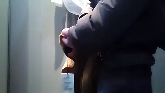 Nel camerino a provare i vestiti